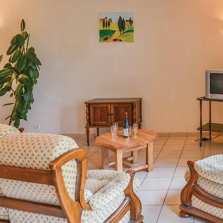 3 Bedroom Cozy In Casa de Férias Montfaucon (Lot)
